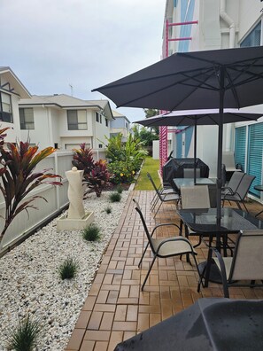 BBQ/picnic area - Koola Beach Apartments Bargara (Bargara)