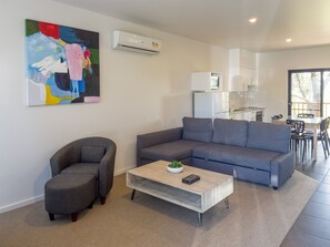 Self-Contained Deluxe 2 Bedroom, Accessible | Iron/ironing board, cribs/infant beds, free WiFi, bed sheets - A1 Motels Port Fairy Motel and Apartments (Port Fairy)