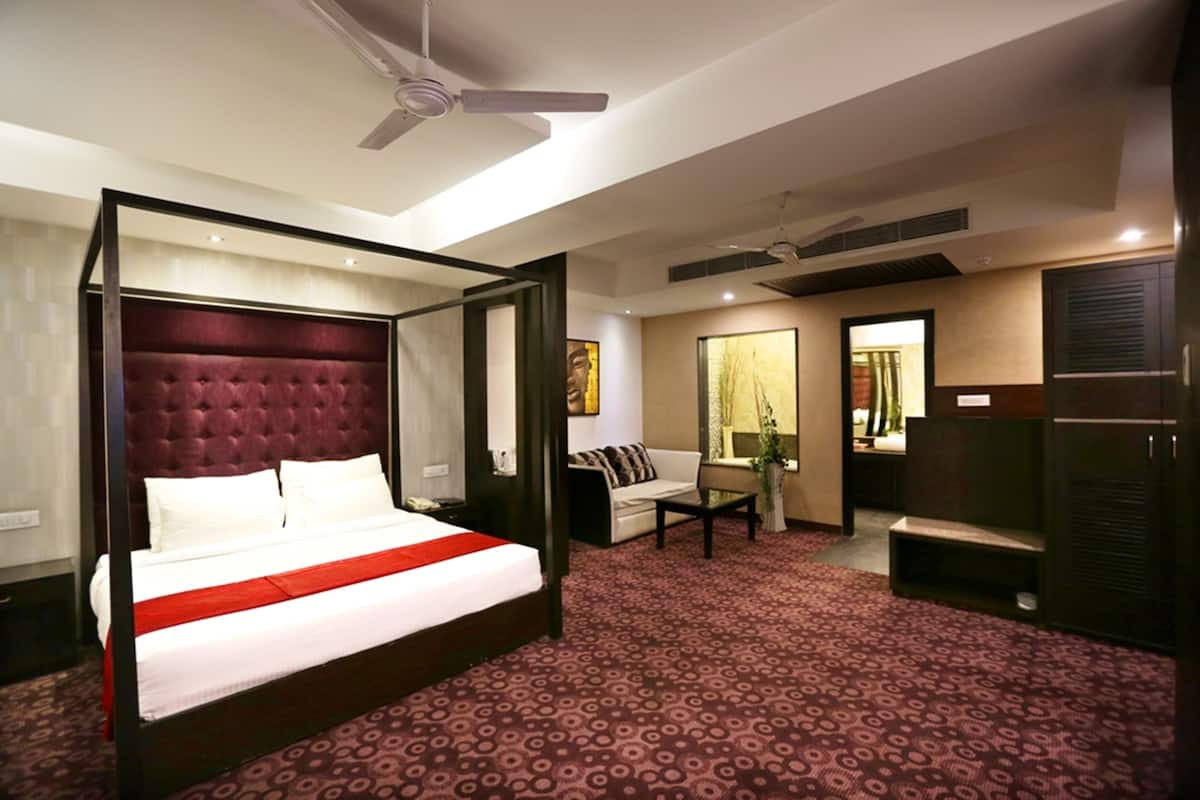 Luxury Suite | Minibar, in-room safe, desk, blackout drapes