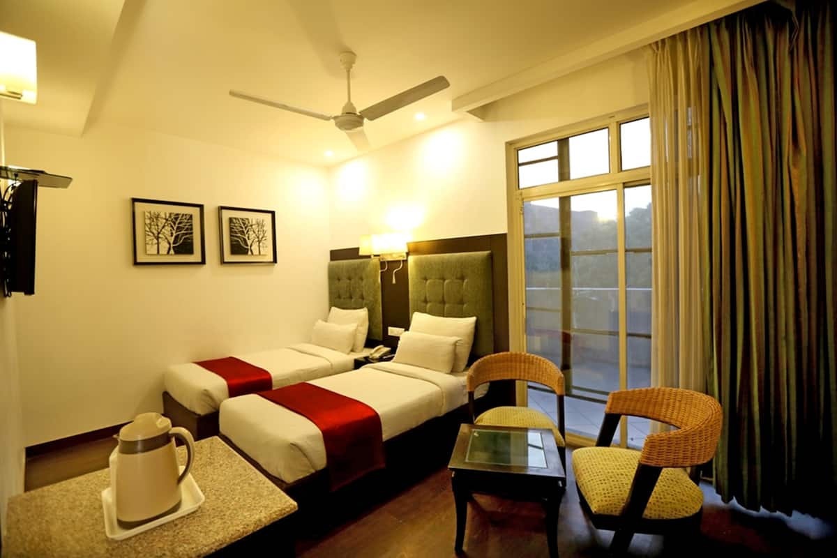 Super Deluxe Room | Minibar, in-room safe, desk, blackout drapes