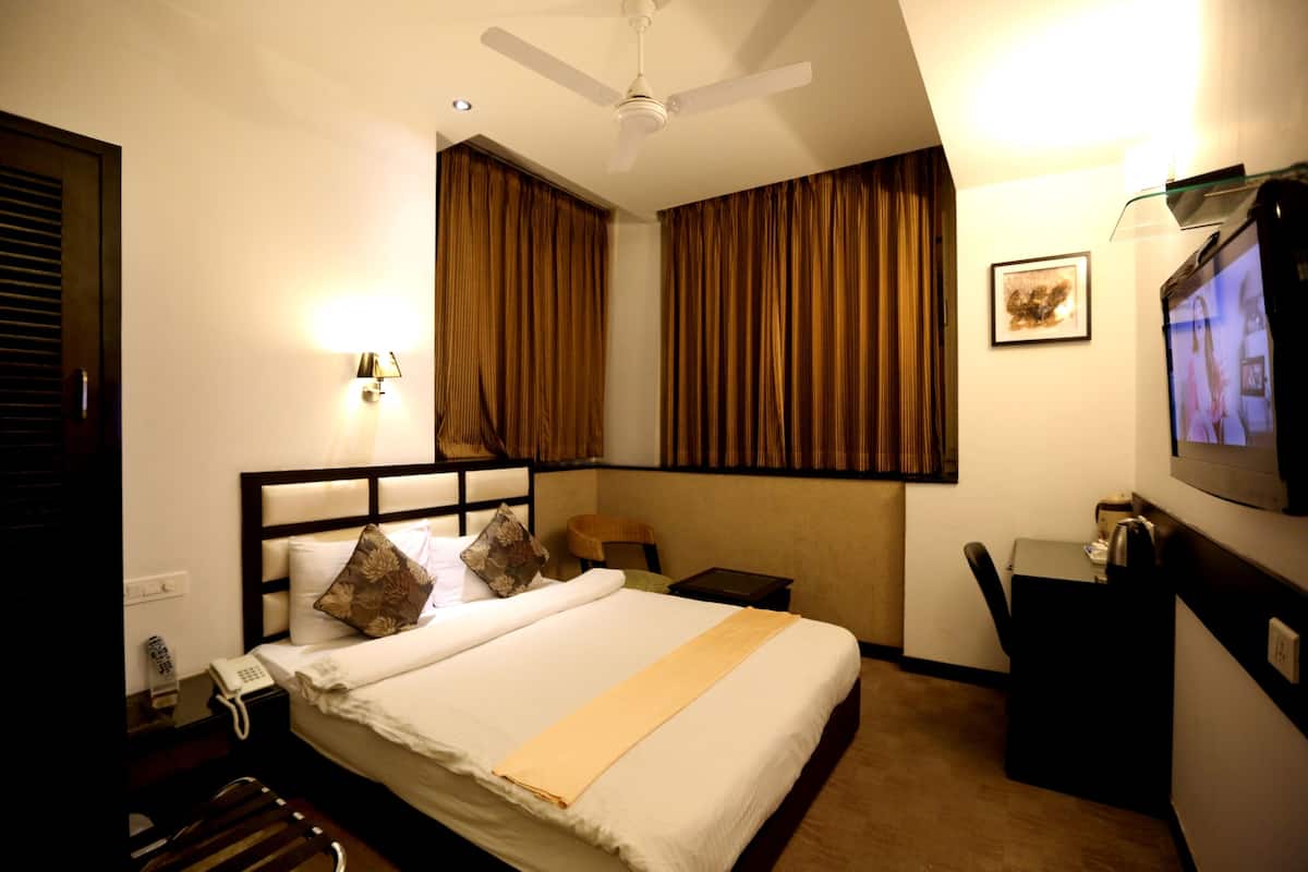 Deluxe Room, 1 Queen Bed | Minibar, in-room safe, desk, blackout drapes