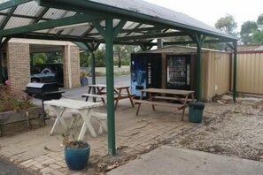 Outdoor dining - Peppinella Motel (Delacombe)