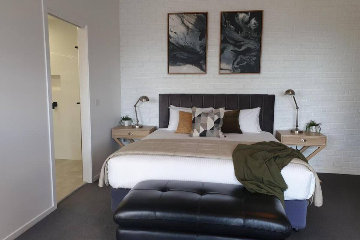 Executive studio suite | Een strijkplank/strijkijzer, gratis wifi, beddengoed