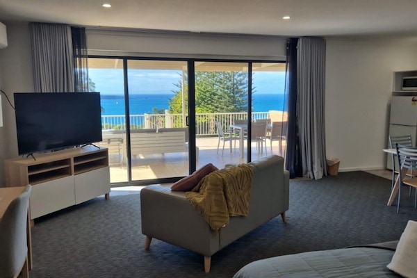 Bayview Superior Spa Suite | Iron/ironing board, free WiFi, bed sheets