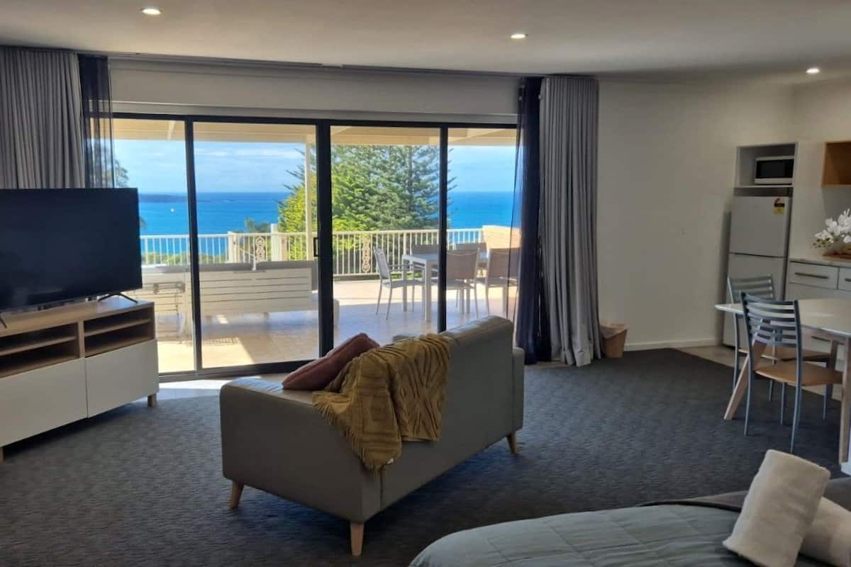 Bayview Superior Spa Suite | 1 bedroom, iron/ironing board, free WiFi, bed sheets