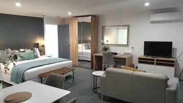 Bayview Superior Spa Suite | Iron/ironing board, free WiFi, bed sheets