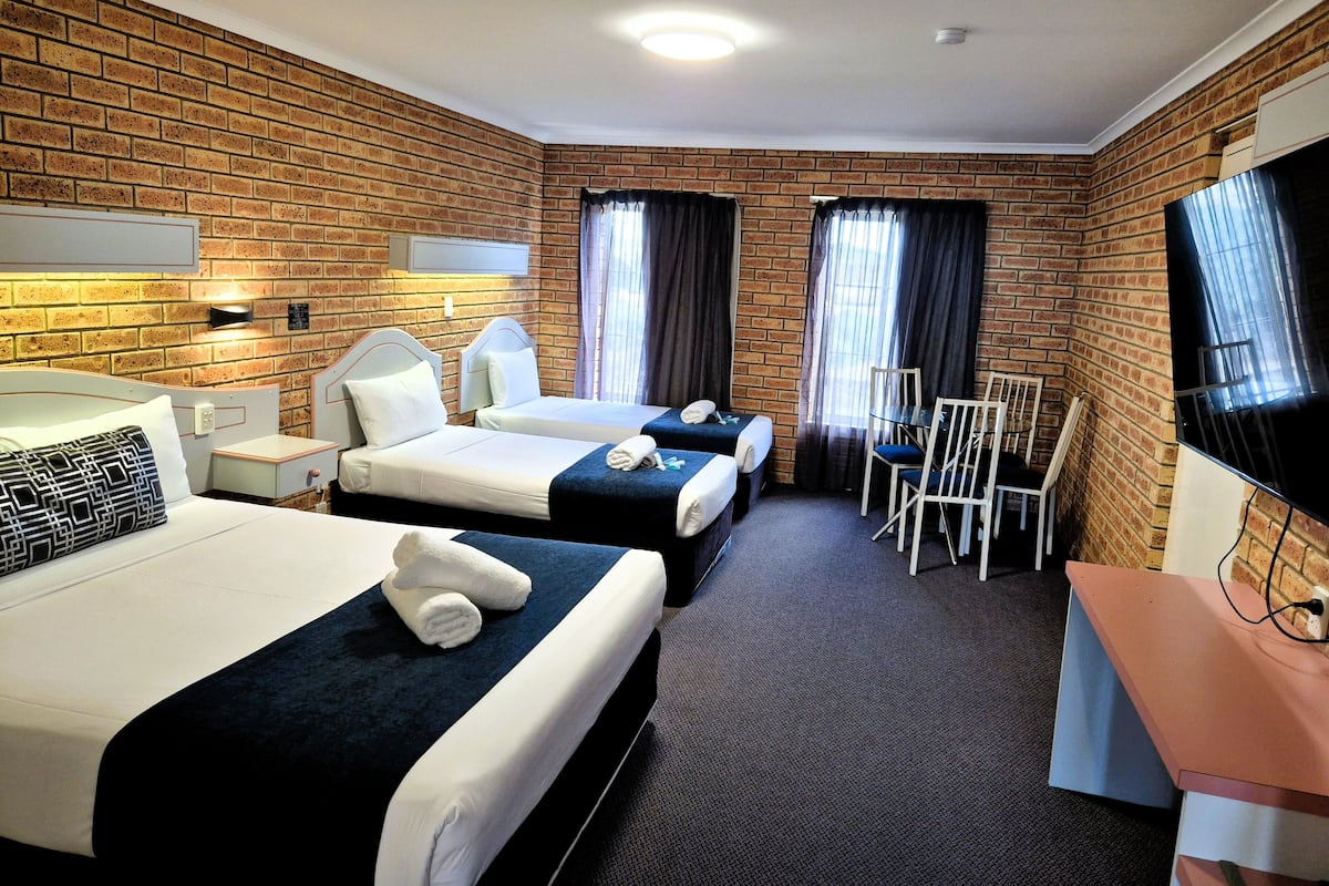 Habitación triple | Tabla de planchar con plancha, wifi gratis, ropa de cama