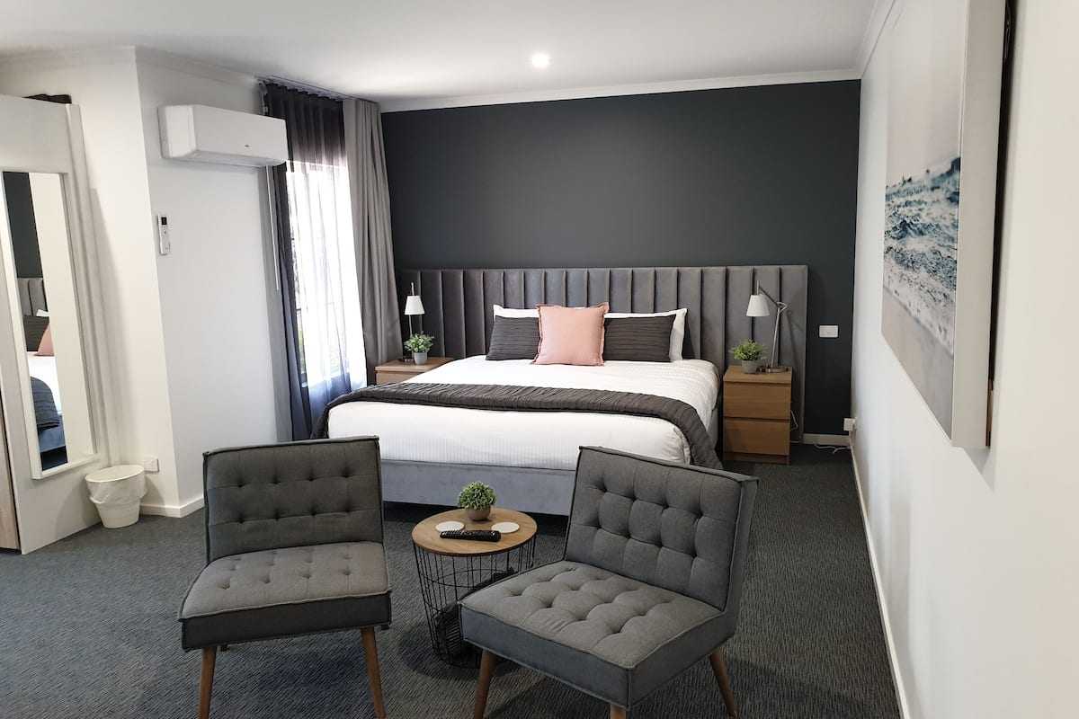 Executive Family Suite | Iron/ironing board, WiFi (free), bed sheets
