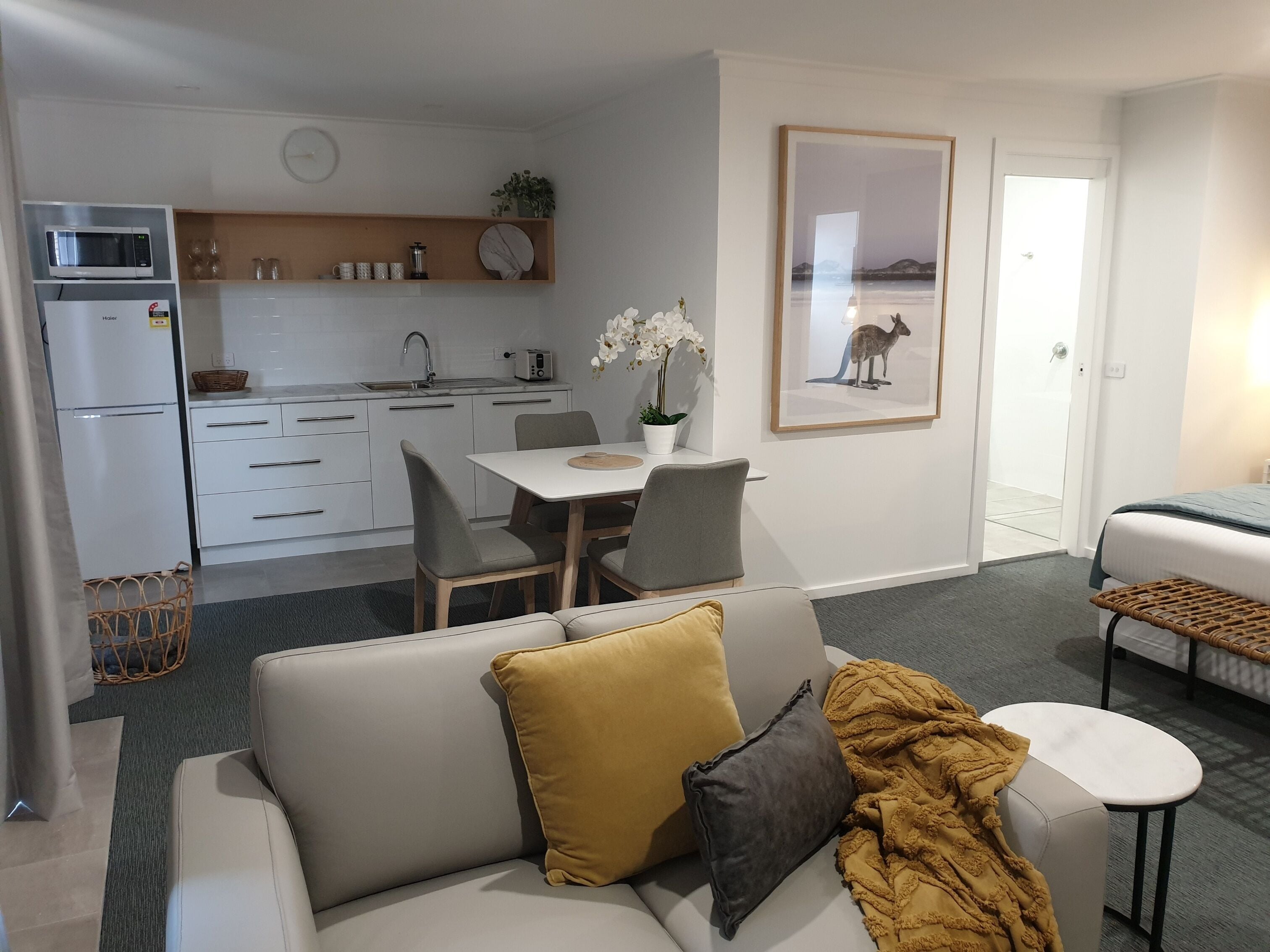 Superior-Studiosuite, Buchtblick | Essbereich im Zimmer