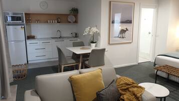 Superior-Studiosuite, Buchtblick | Essbereich im Zimmer