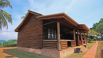 Panoraamahuone, parveke, näköala puutarhaan (Log Cabin) | Minibaari, yksilöllisesti sisustettu, silitysrauta/-lauta, vuodevaatteet