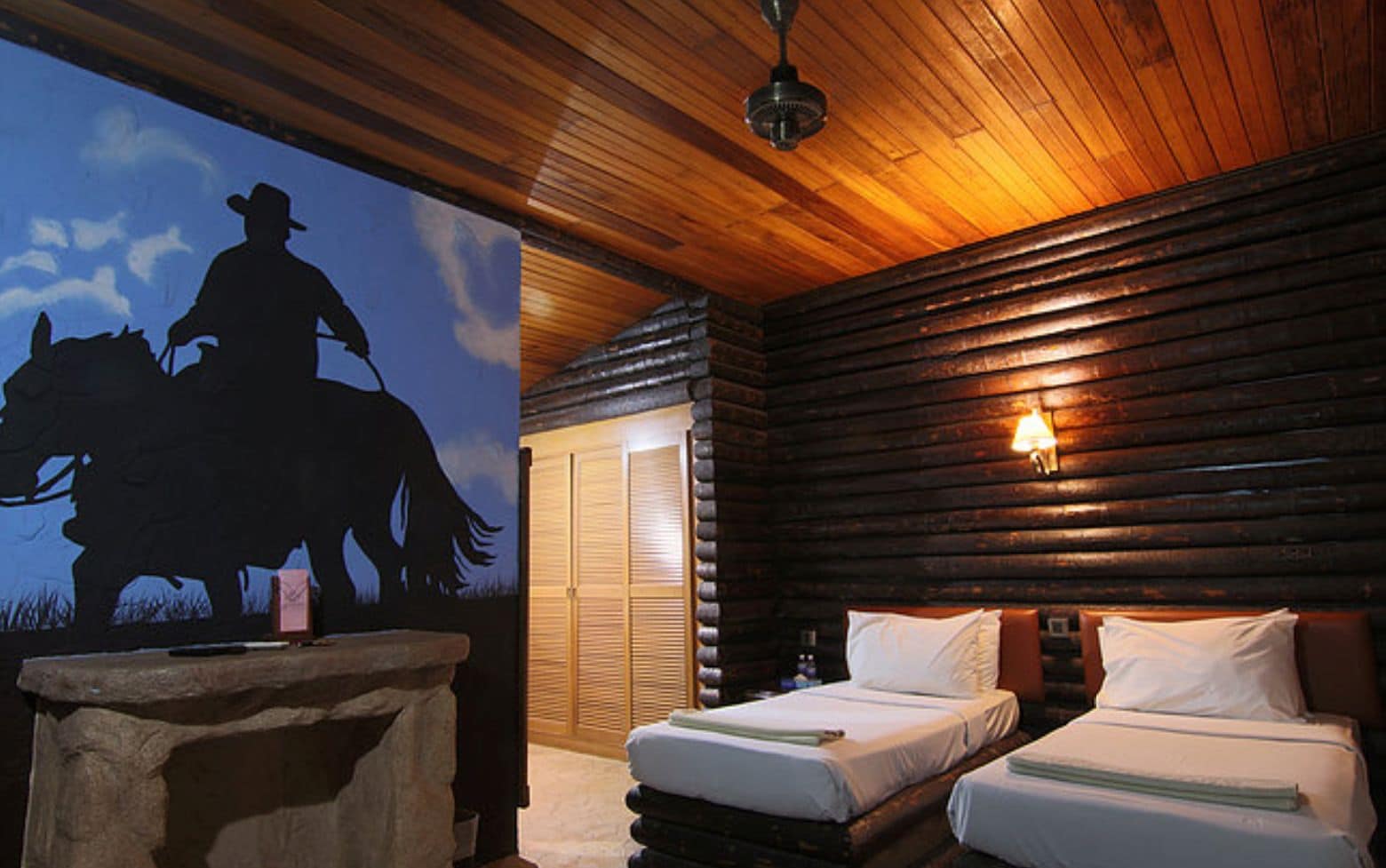 Minibar, individually decorated, iron/ironing board, bed sheets