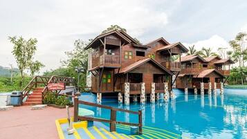 Camera panoramica, balcone, vista piscina (Kampung House) | Vista dalla camera