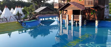 Camera panoramica, balcone, vista piscina (Kampung House) | Vista mare