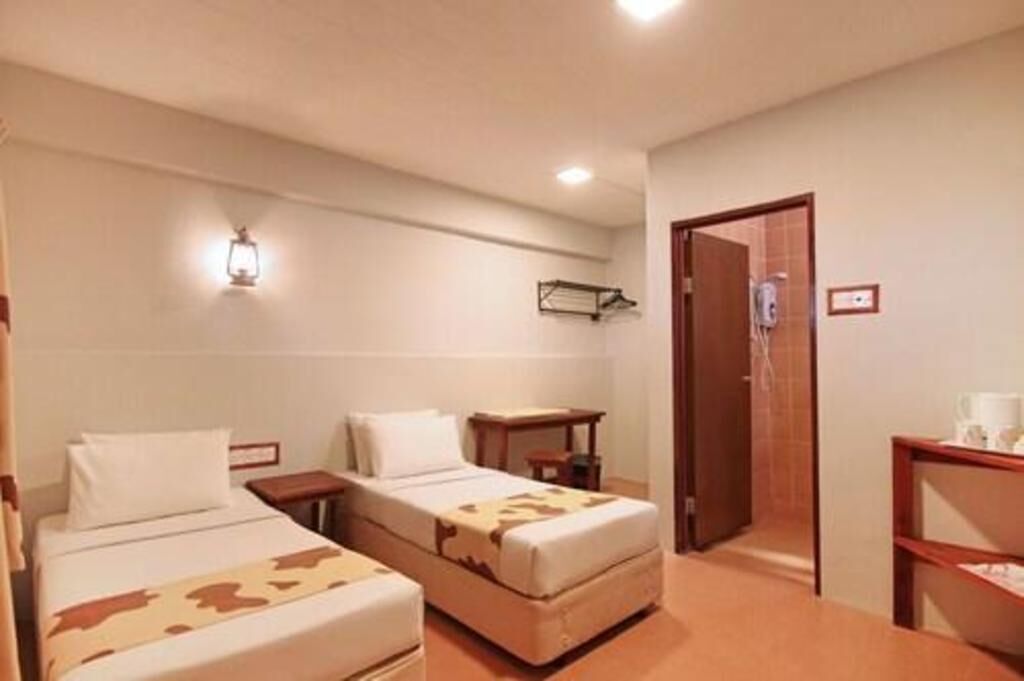 Minibar, décoration personnalisée, fer et planche à repasser