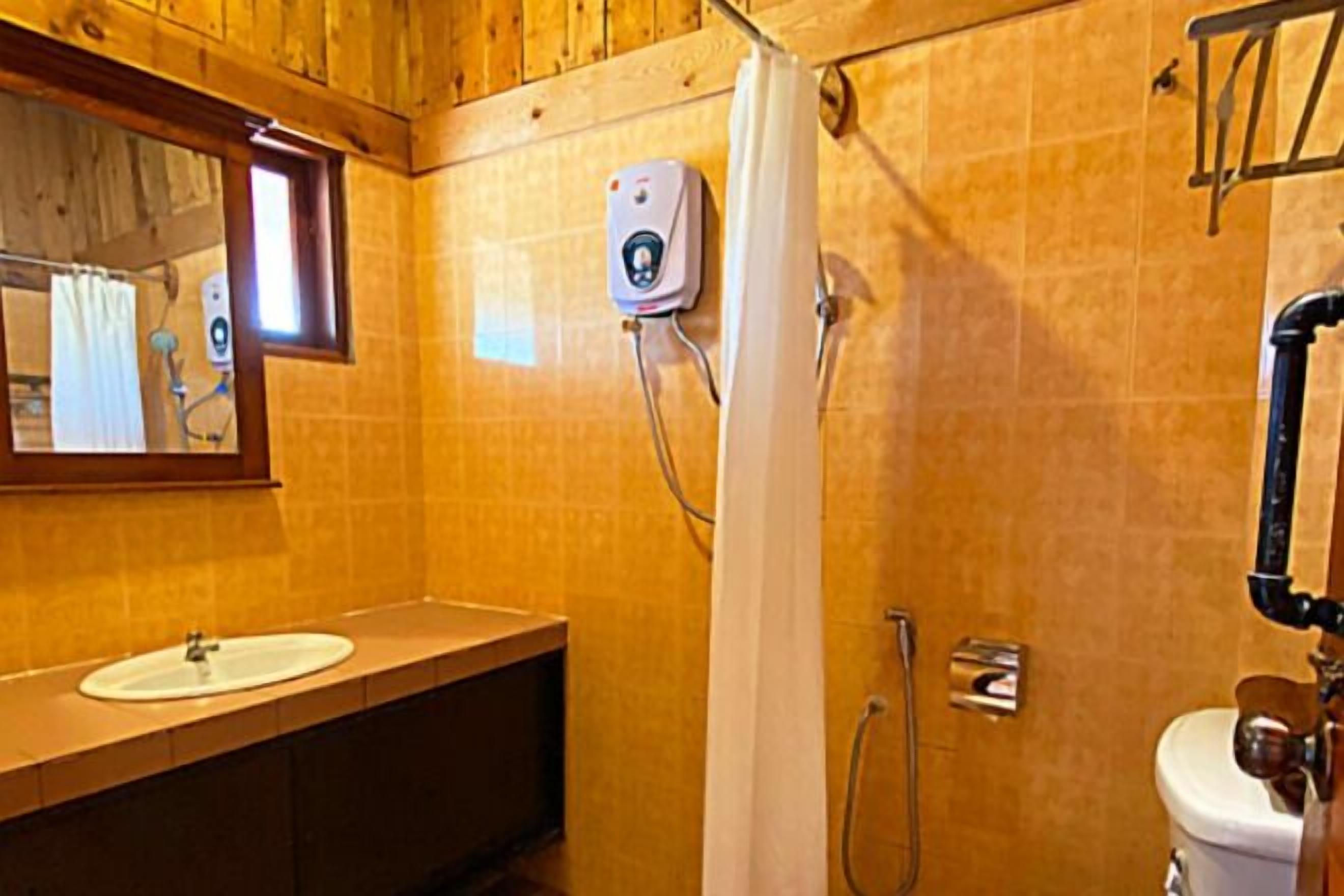 Bathroom | Shower, free toiletries, hair dryer, bidet