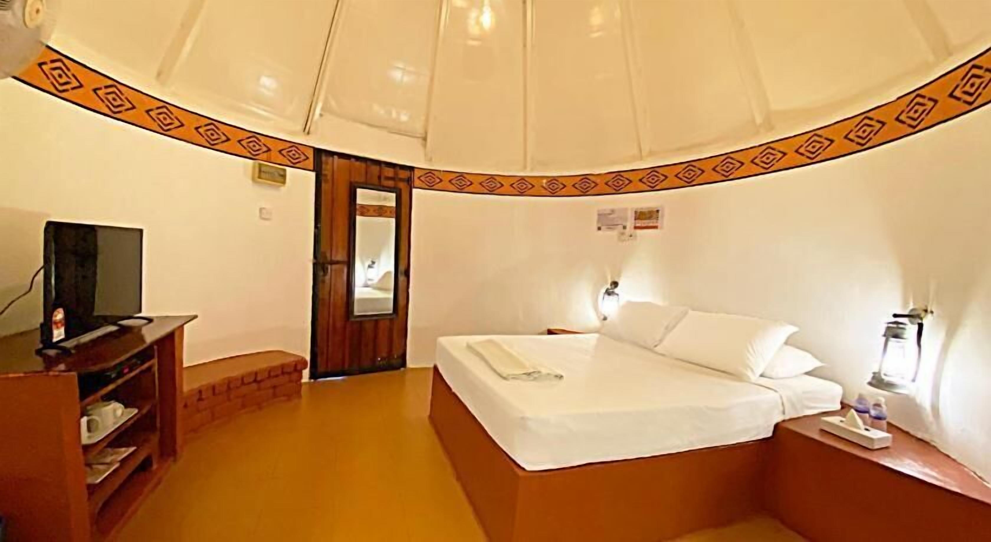 Minibar, décoration personnalisée, fer et planche à repasser