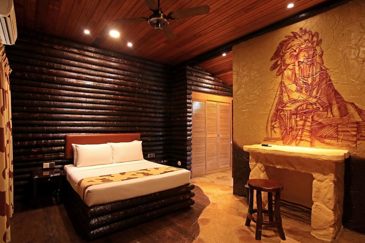 Minibar, decoración personalizada y tabla de planchar con plancha