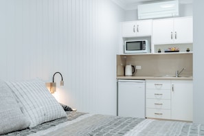 Deluxe Queen Room | Pillowtop beds, desk, laptop workspace, blackout drapes