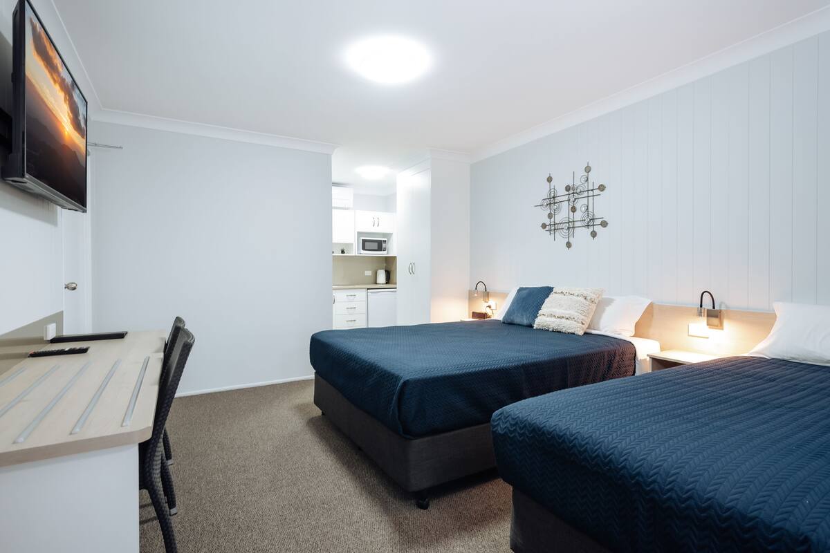 Deluxe Twin Room, 1 Queen and 1 Single Bed