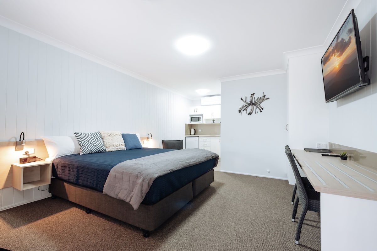 Deluxe King Room | Camas con pillow-top, escritorio y espacio para trabajar con laptop