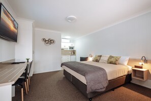 Deluxe King Room | Pillowtop beds, desk, laptop workspace, blackout drapes - Raintree Motel Biloela (Biloela)