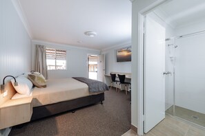 Deluxe King Room | Pillow-top beds, desk, laptop workspace, blackout curtains - Raintree Motel Biloela (Biloela)