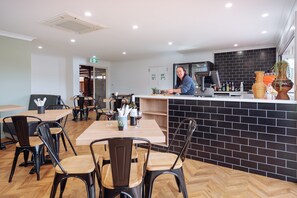 Päivittäinen mannermainen aamiainen maksusta