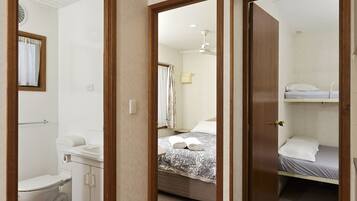 Economy Cabin, 2 Bedrooms, Non Smoking, Kitchenette (Standard Cabin) | Bathroom | Towels