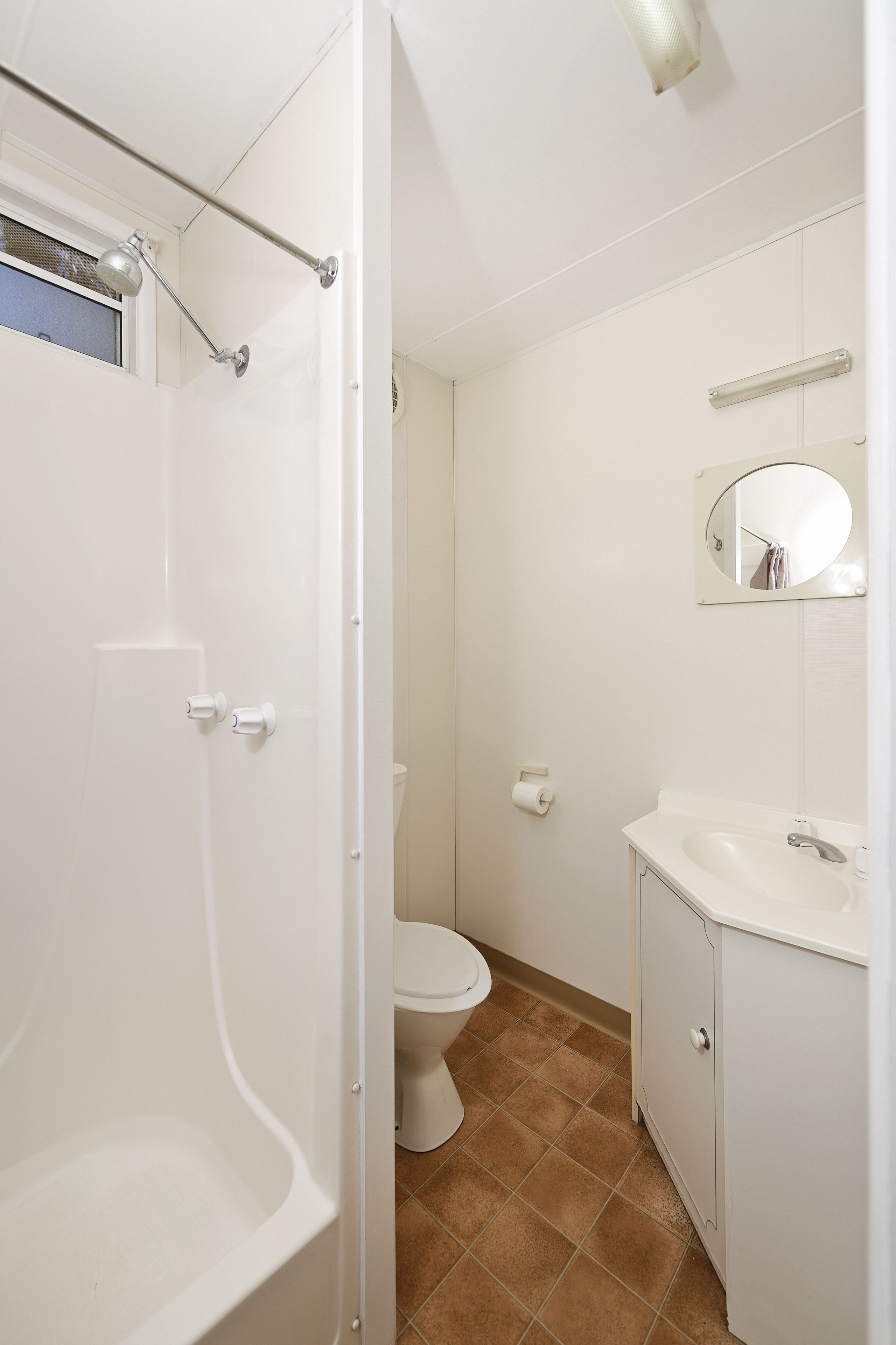 Un baño con bañera, inodoro y lavamanos.