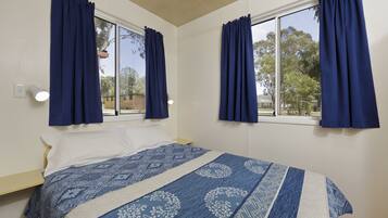Cabaña económica, 1 habitación | Ropa de cama