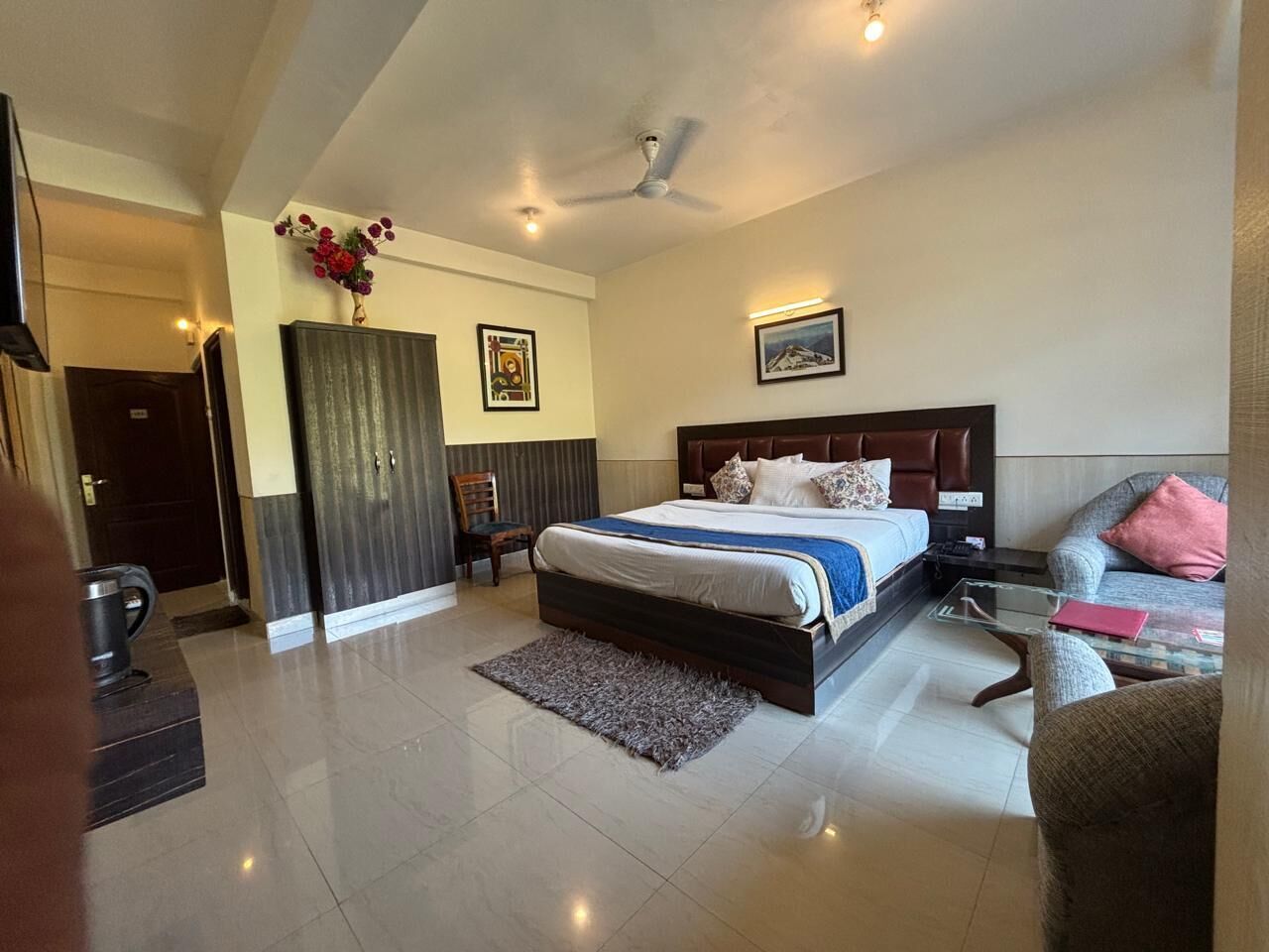 Deluxe Room, 1 Bedroom | Bathroom | Shower, rainfall showerhead, free toiletries, slippers
