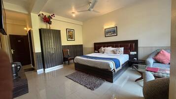 Deluxe Room, 1 Bedroom | Bathroom | Shower, rainfall showerhead, free toiletries, slippers