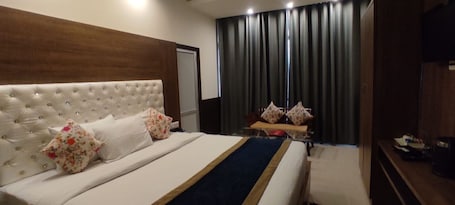 Deluxe Room, 1 Bedroom | Egyptian cotton sheets, premium bedding, Select Comfort beds