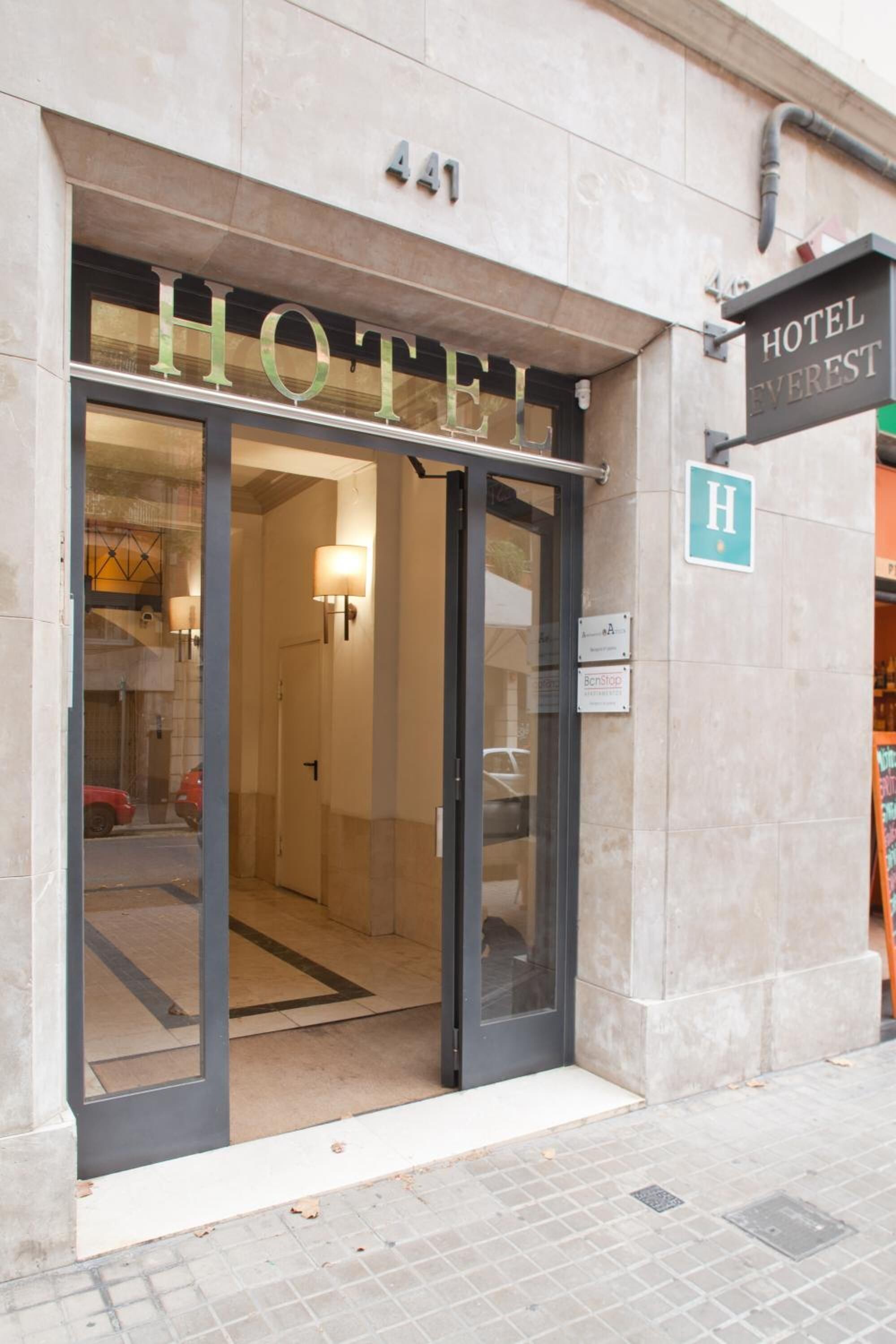 تفاصيل الفندق من الخارج