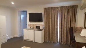 Refrigerador, microondas, cafetera/tetera, tetera/pava eléctrica