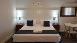 Executive King Family Room | Premium bedding, desk, iron/ironing board, free WiFi - Gold Panner Motor Inn (Kelso)