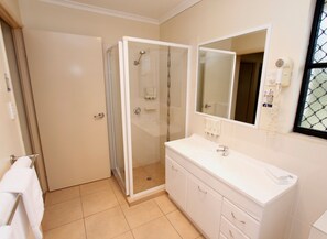 Departamento, 3 habitaciones, cocina | Baño | Amenidades de baño gratuitas, secadora de cabello, toallas, jabón 