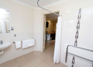 Zimmer, 1 Queen-Bett, barrierefrei | Badezimmer | Kostenlose Toilettenartikel, Haartrockner, Handtücher, Seife