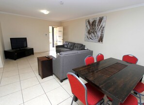 Appartement, 3 chambres, cuisine | Aire de séjour | Téléviseur au plasma