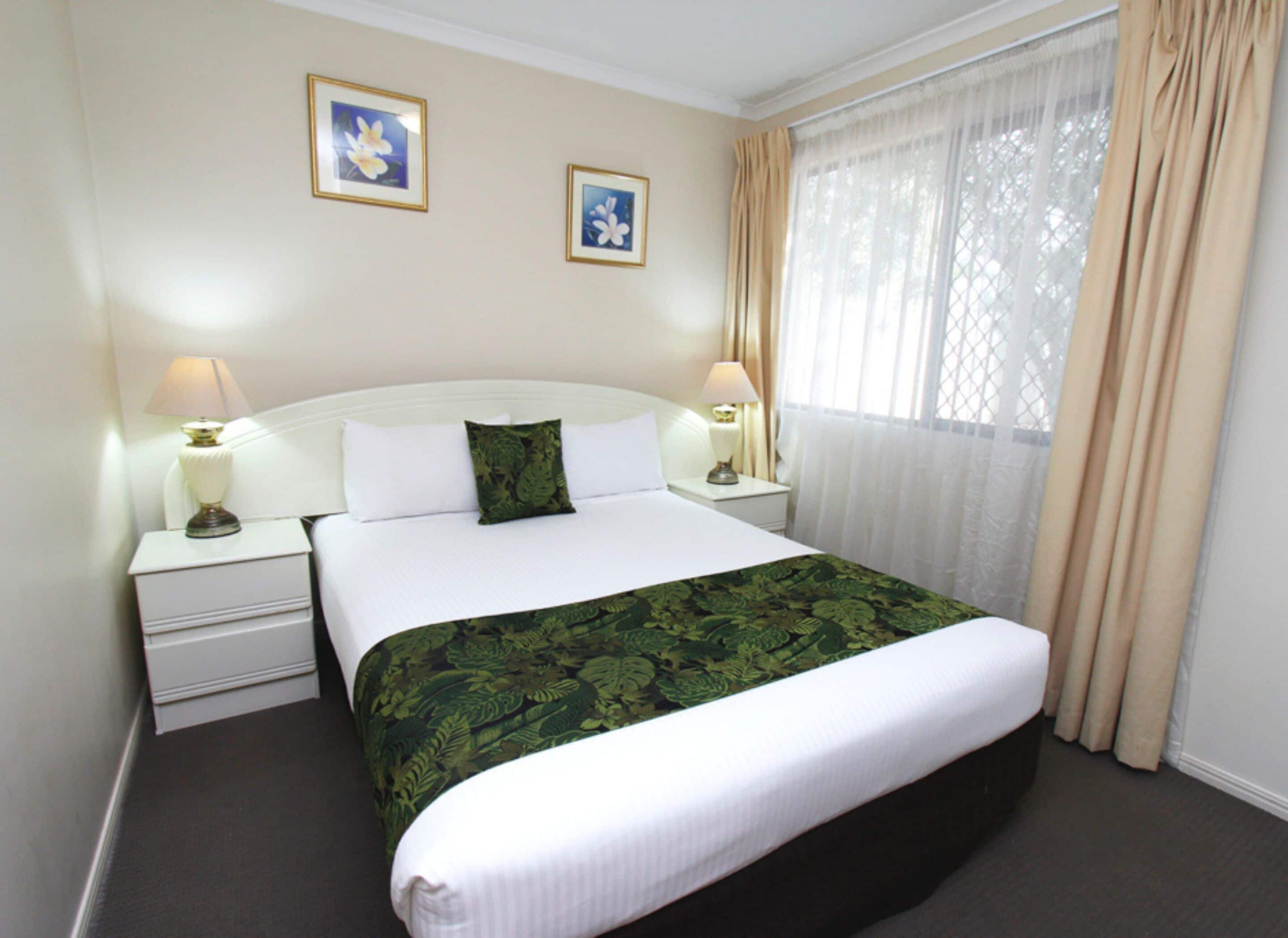 Tabla de planchar con plancha, wifi gratis y ropa de cama 