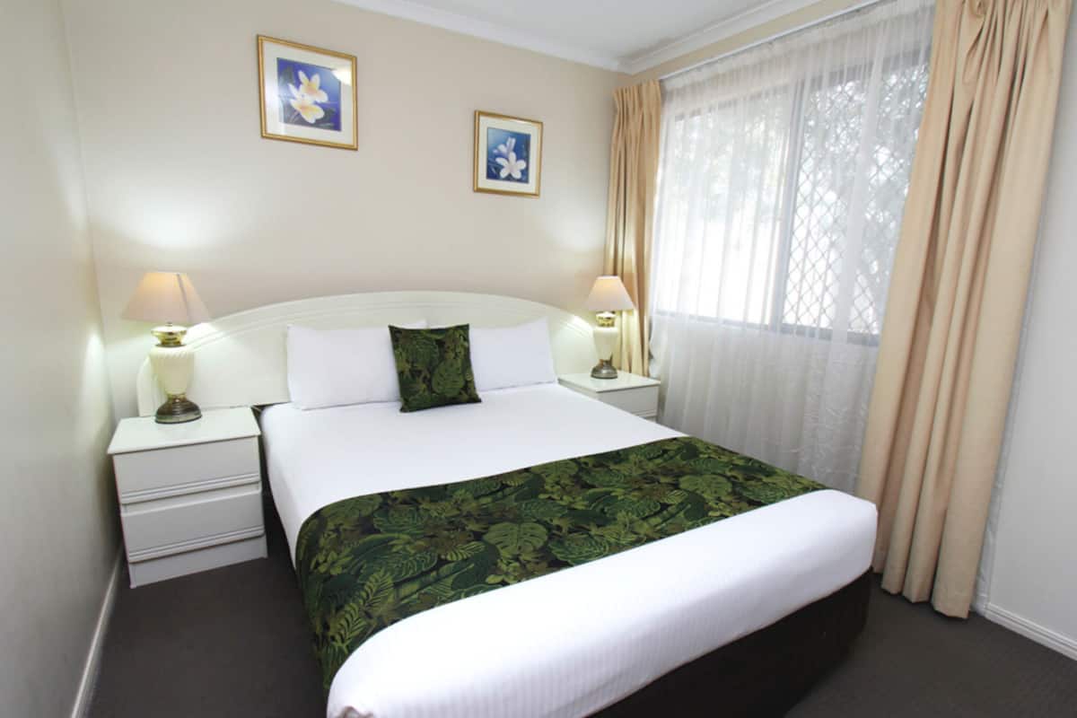 Suite familiar, 2 habitaciones | Tabla de planchar con plancha, wifi gratis y ropa de cama