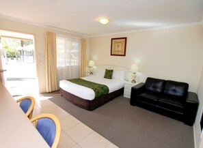 Room, 1 Queen Bed - The Palms Motel (Chinchilla)