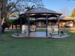 Terrace/patio - The Palms Motel (Chinchilla)