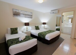 Iron/ironing board, free WiFi, bed sheets - The Palms Motel (Chinchilla)