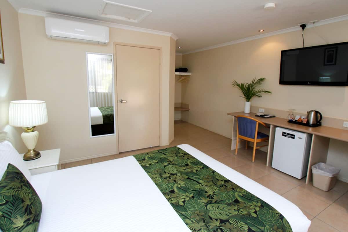 Room, 1 Queen Bed, Accessible | Iron/ironing board, WiFi (free), bed sheets