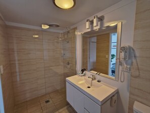 Standard Studio, Non Smoking (Queen and two singles) | Bathroom | Shower, rainfall showerhead, free toiletries, hair dryer