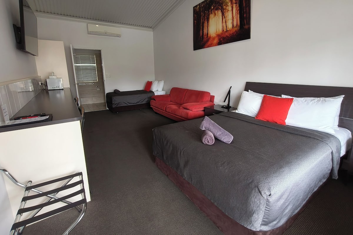 Deluxe kamer, niet-roken (Deluxe Queen and Single) | Pillowtop-bedden, een strijkplank/strijkijzer, gratis wifi, beddengoed