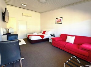 Deluxe Room, Non Smoking (Deluxe Queen) | Desk, laptop workspace, iron/ironing board, free WiFi - Gunnedah Lodge Motel (Gunnedah)