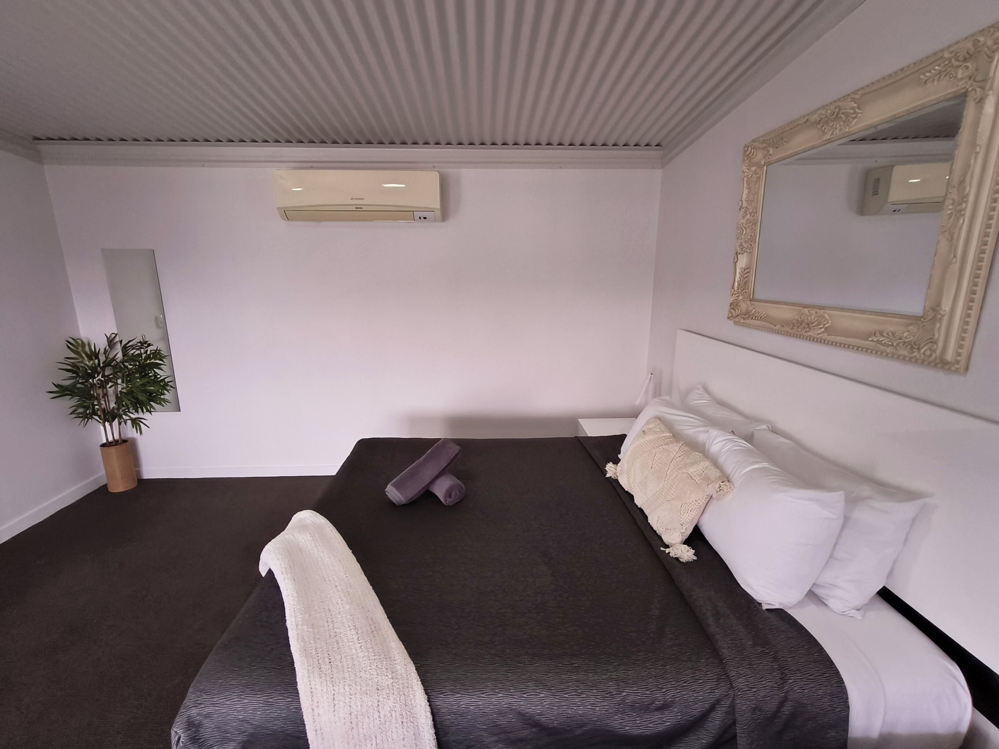 Executive Room, Non Smoking (Executive King Suite) | Pillowtop beds, iron/ironing board, free WiFi, bed sheets